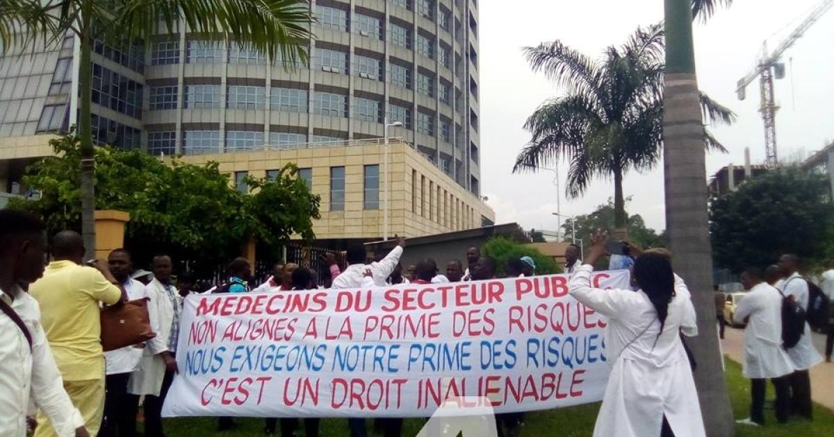 Les médecins non-alignés manifestant devant l'hotel du gouvernement/Ph. Auguy Mudiayi