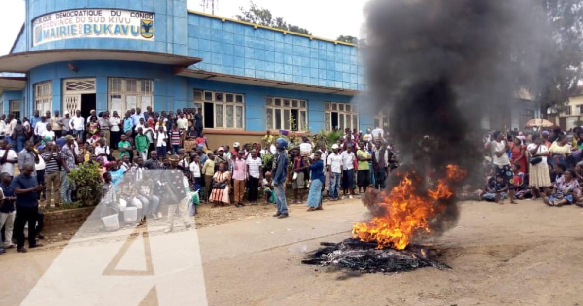 Manifestation des marchands de Kadutu à la mairie de Bukavu contre la spoliation de leur marché/pH Justin Mwamba ACTUALITE.CD