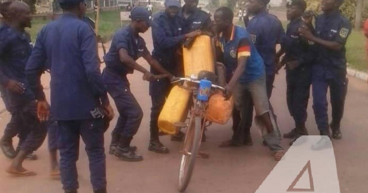 Les policiers impayés manifestent leur colère en s'en prenant aux citoyens sur le boulevard Mobutu à Gbadolite.