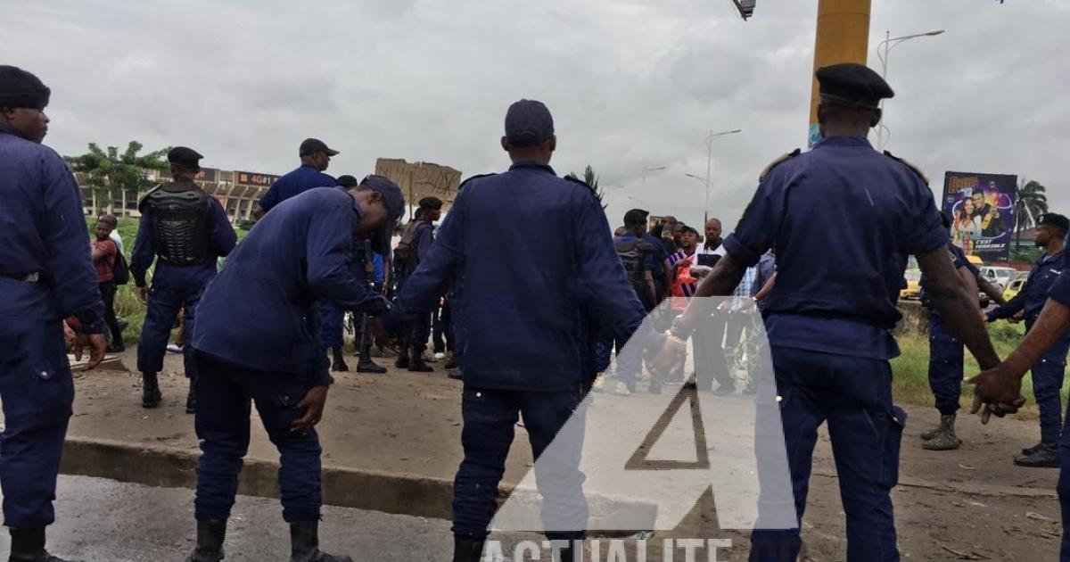 Policiers déployés pour encadrer une manifestation à Kinshasa.