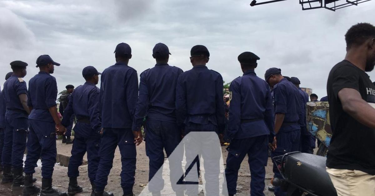 Policiers déployés pour encadrer une manifestation à Kinshasa.