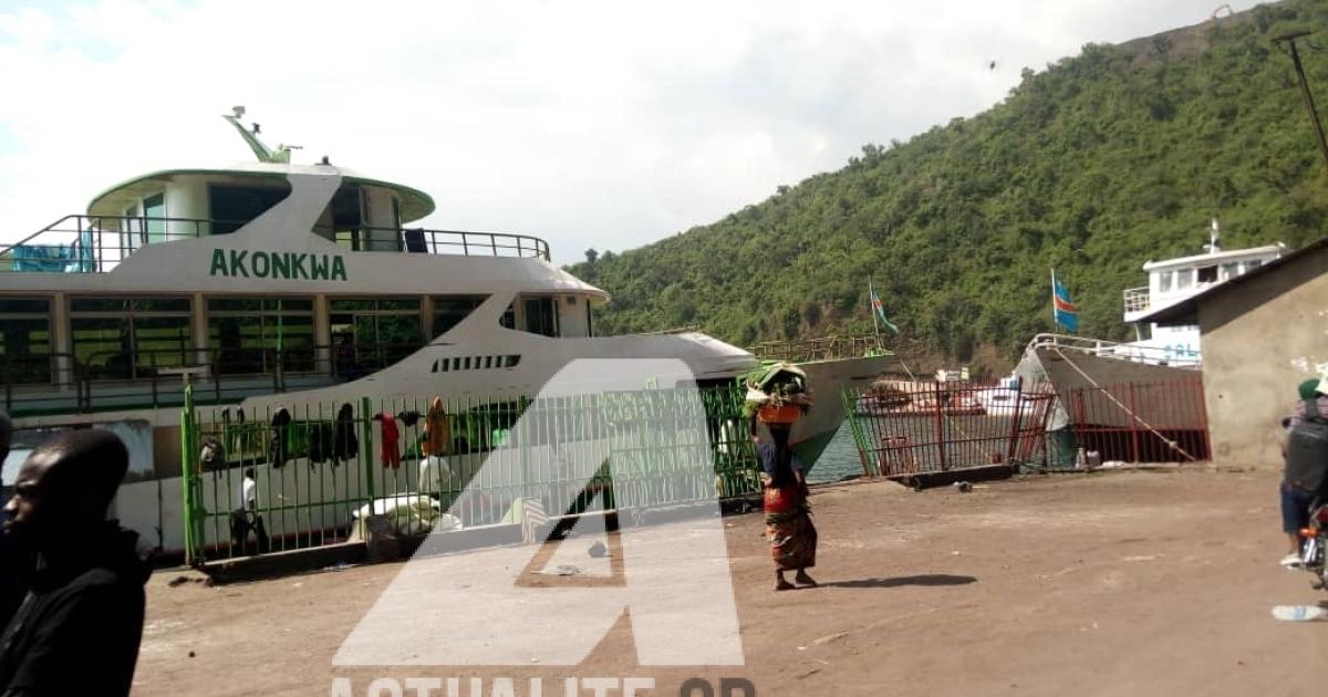  Un bateau au quai du port public de Goma 