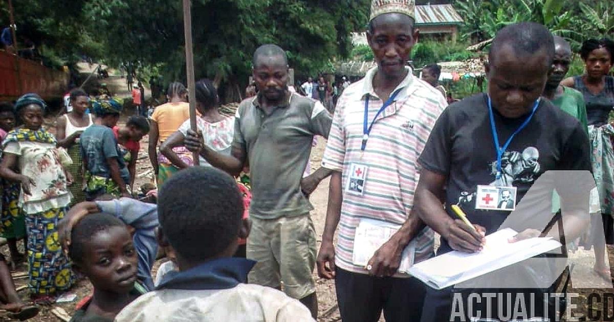 La Croix-Rouge recense les déplacés de Lowa à leur arrivée à Ubundu/Ph Ernest Mukuli.