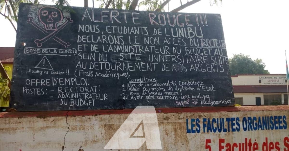 Tableau reprenant les revendications des étudiants de l'Université de Bunia qui exigent le départ du comité de gestion/Ph Franck Asante ACTUALITE.CD 