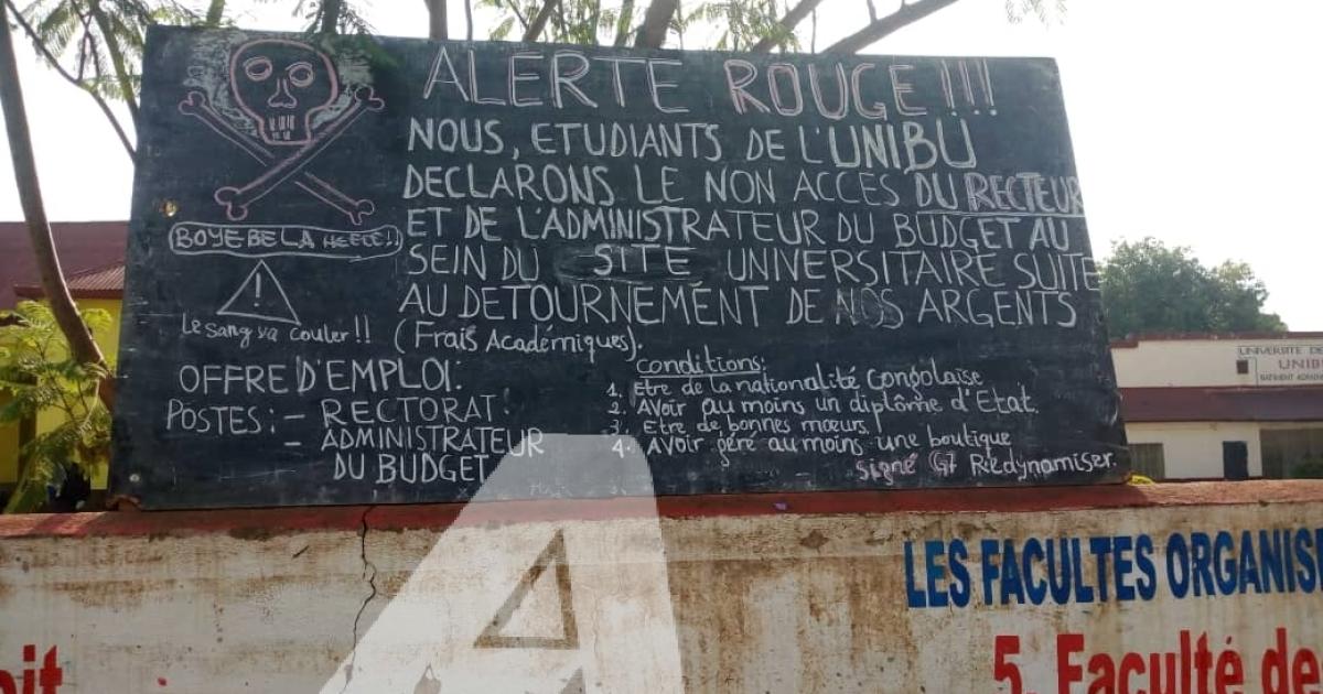 Tableau reprenant les revendications des étudiants de l'Université de Bunia qui exigent le départ du comité de gestion/Ph Franck Asante ACTUALITE.CD 