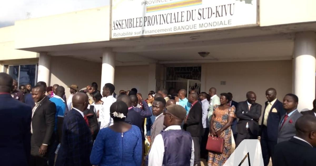 Les fonctionnaires portestent devant l'Assemblée provinciale du Sud-Kivu