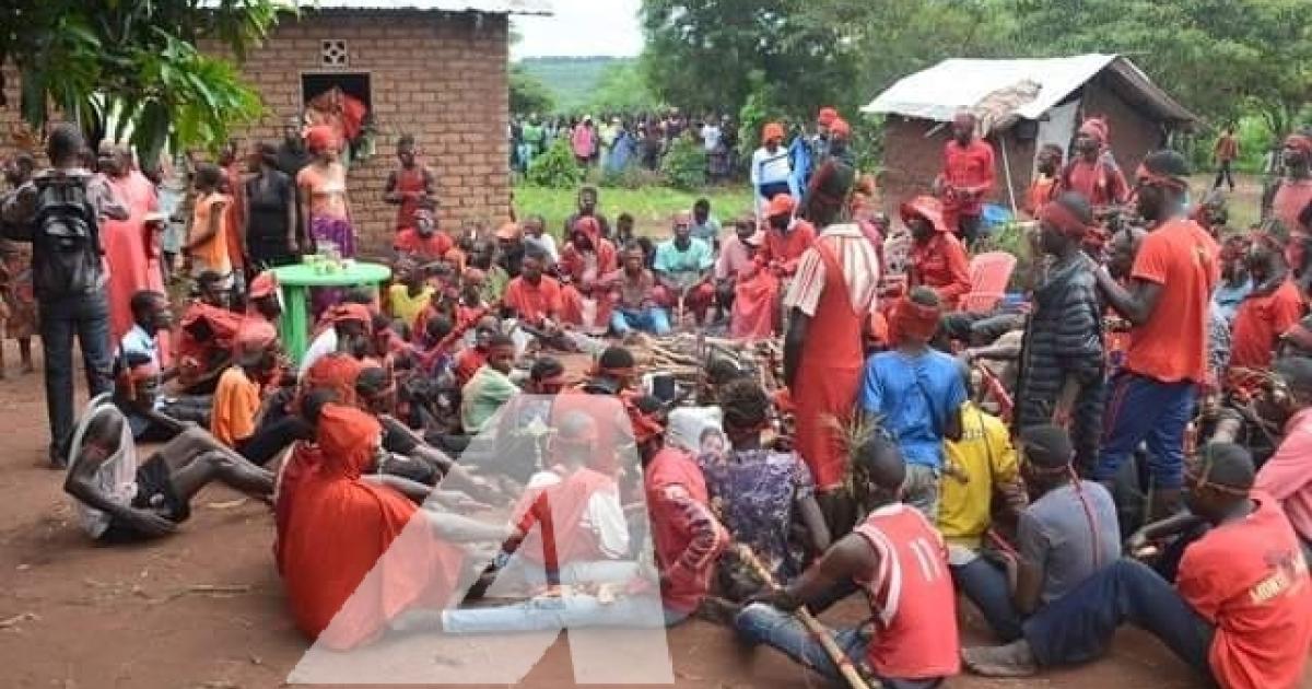 Un rassemblement des miliciens Kamuina Nsapu à Kananga.