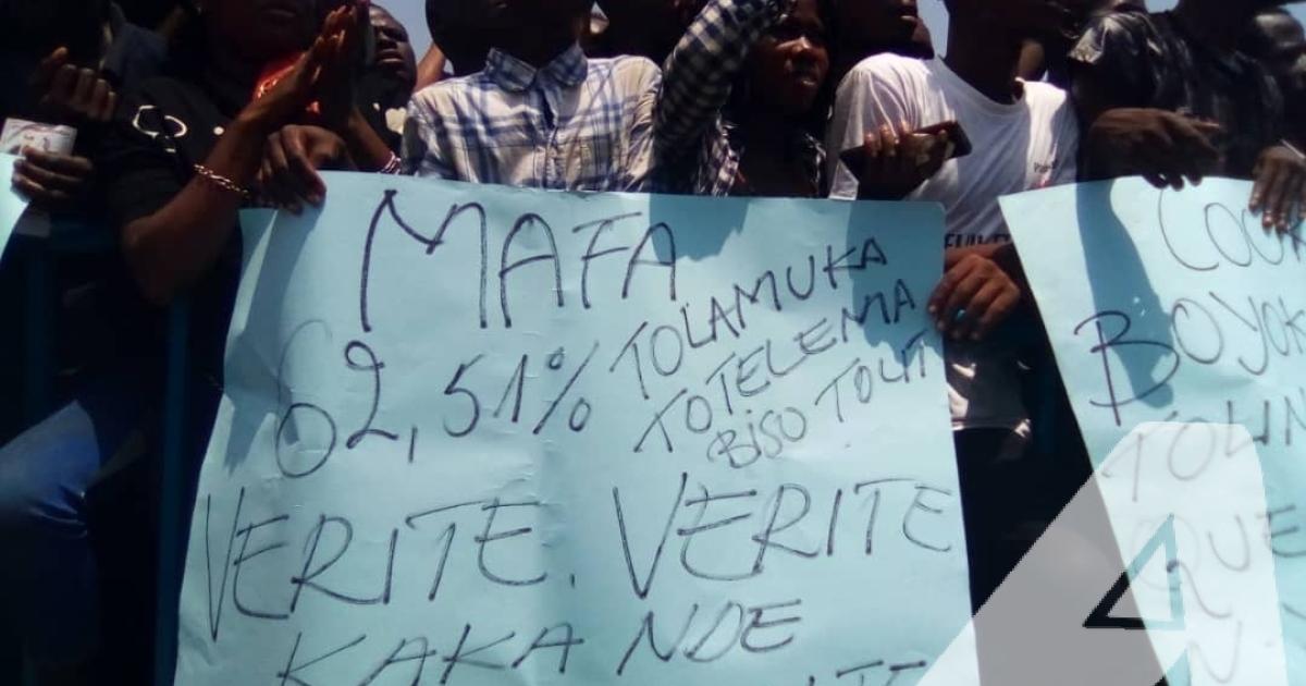 Les militants de Lamuka en attendant le meeting à la place Sainte-Thérèse.