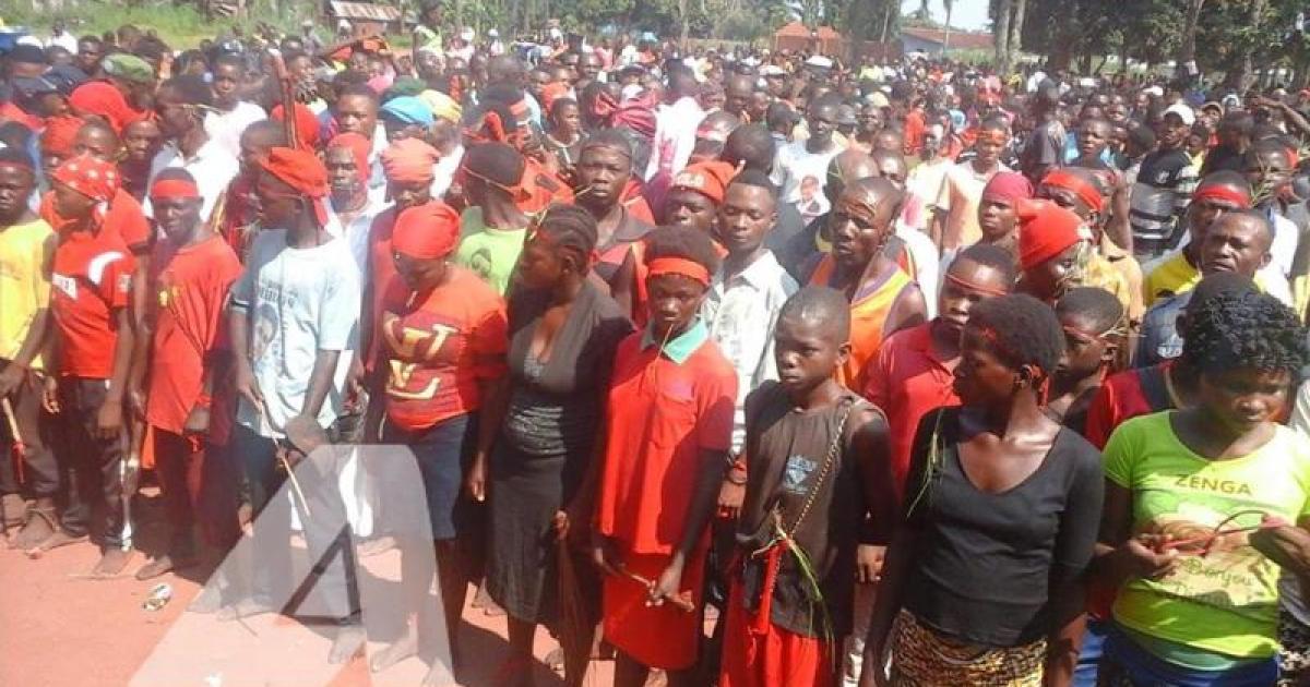 Les miliciens Kamuina Nsapu rassemblés à l'esplanade de la paroisse catholique Saint Gabriel à Kamako pour déposer les armes/Ph ACTUALITE.CD par Félix Ngalamulume
