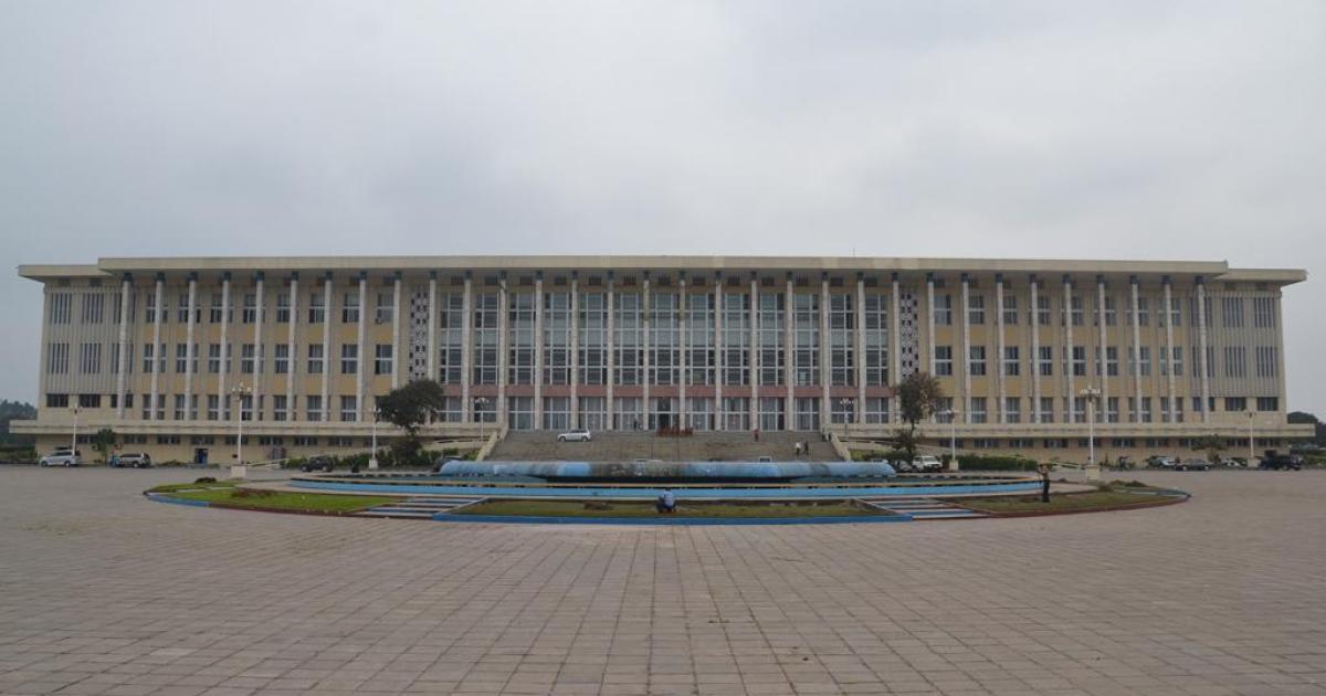 Le palais du peuple, le parlement congolais. Par Habibou Bangré pur RFI