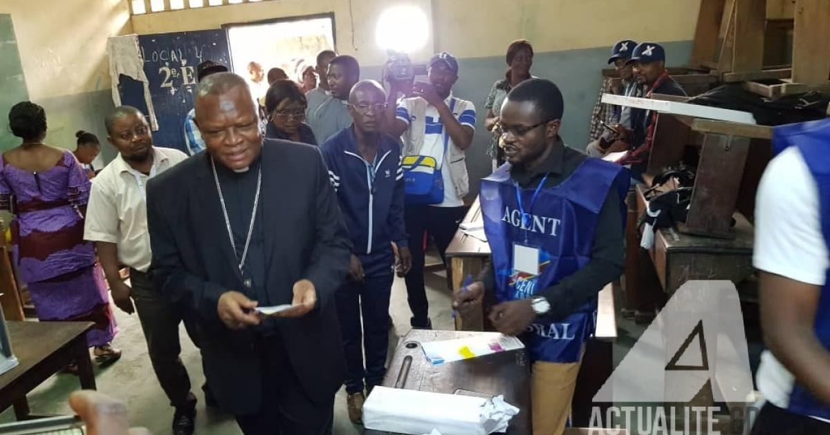 Mgr Ambongo dans un bureau de vote à Kinshasa / Ph . Christine Tshibuyi 