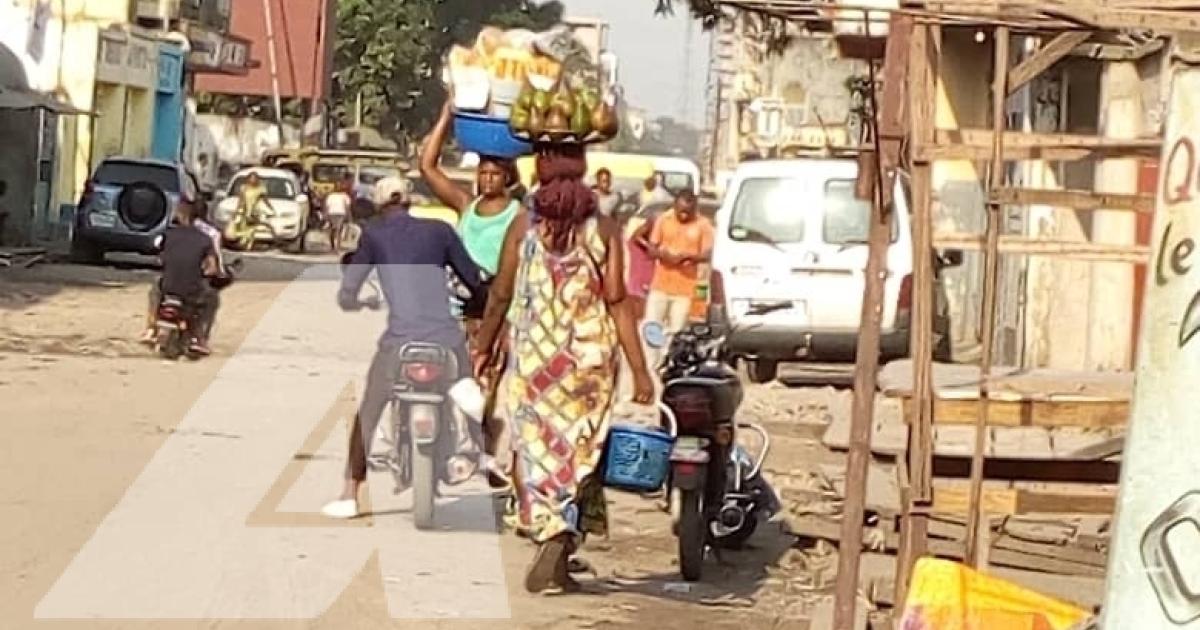 Une femme vendeuse d'avocats sur avenue Kabinda dans la commune de Kinshasa. 