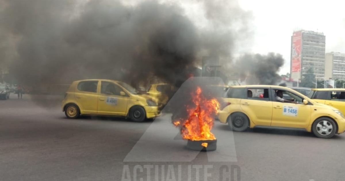 Brûlure des pneus sur le boulevard par les militants de l'UDPS/Ph. Fonseca Mansianga ACTUALITE.CD