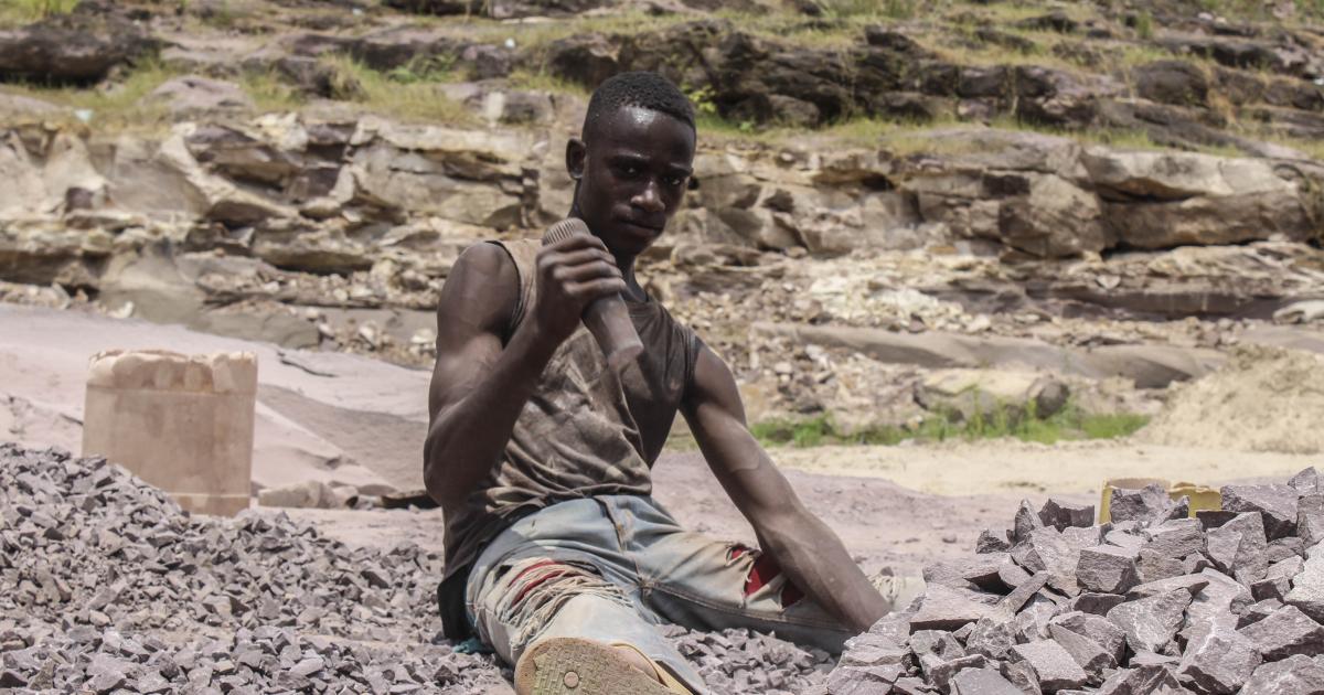 Un adolescent qui concasse des roches à Mont Ngafula