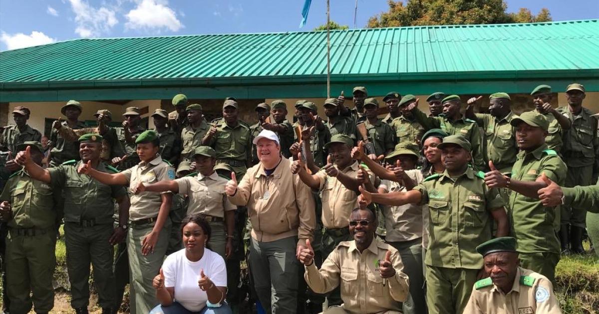 Mike Hammer, ambassadeur des USA en RDC avec les gardes du parc national de Kahuzi-Biega