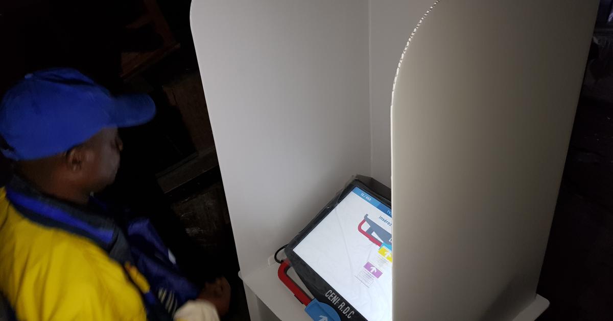 Un électeur en pleine opération de vote  / Ph. ACTUALITE.CD 