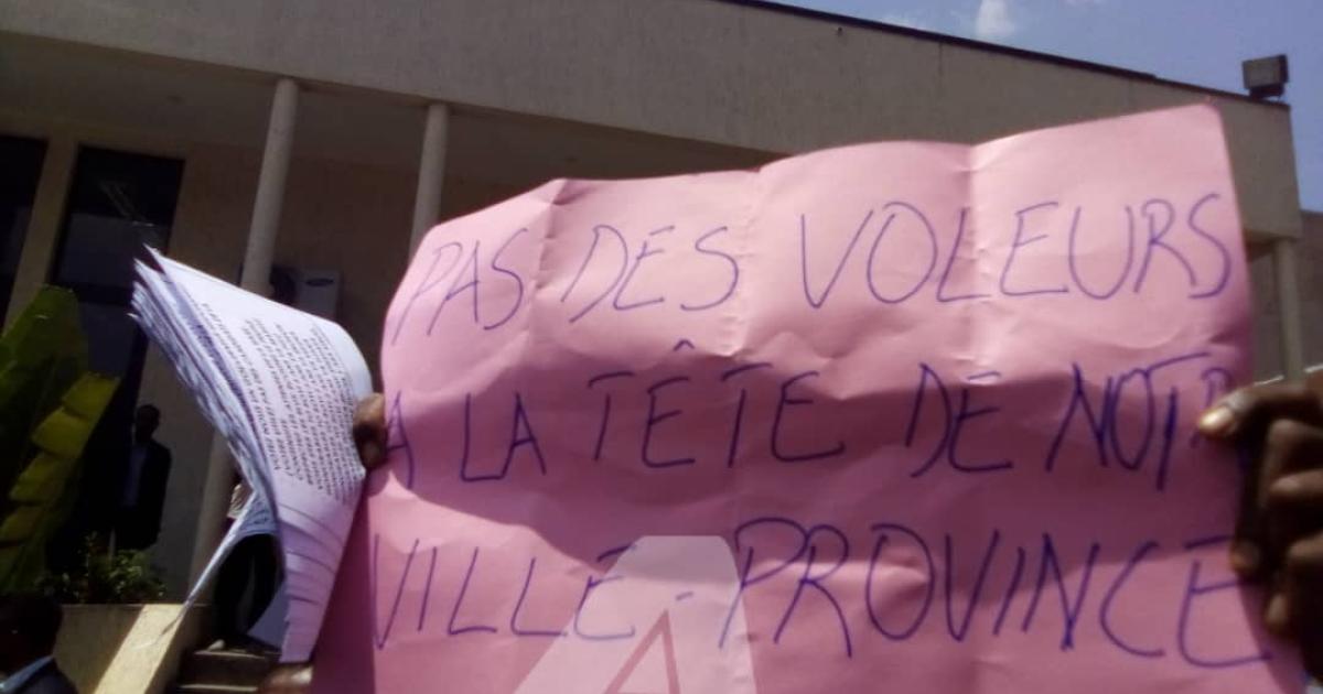 Manifestation des mouvements citoyens à l'assemblée provinciale de Kinshasa pour dénoncer la gestion du gouverneur André Kimbuta et la candidature de Gentiny Ngobila à l'élection de gouverneur de Kinshasa/Ph Auguy Mudiayi ACTUALITE.CD