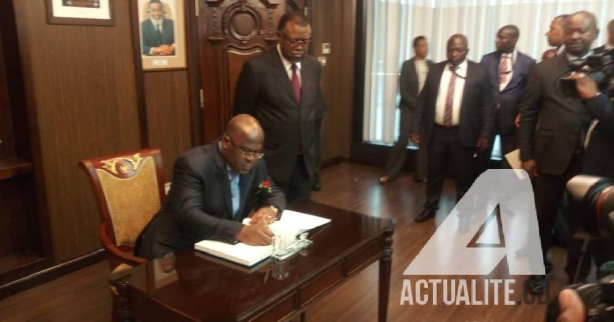 Le président Félix Tshisekedi signant dans le livre d'or au palais présidentiel de la Namibie à Windhoek/Ph Stanis Bujakera Tshiamala ACTUALITE.CD