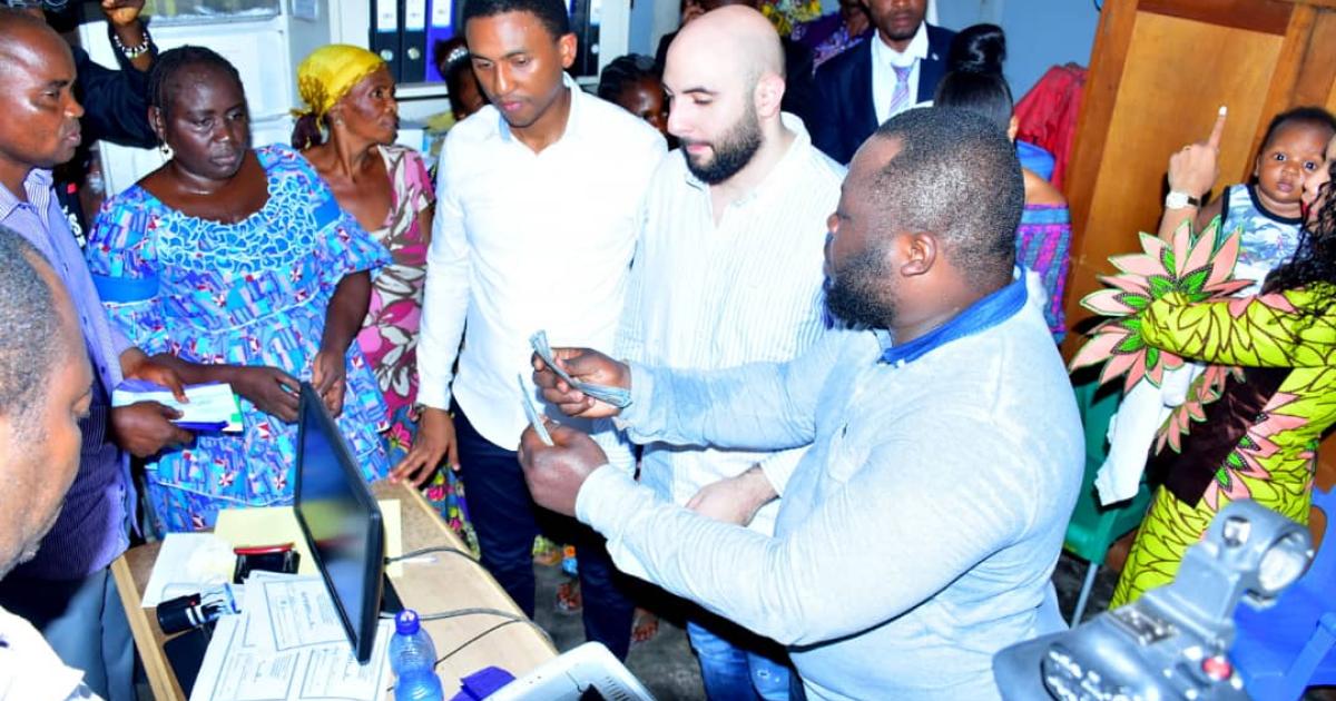 Le député provincial Léon-Junior Nembalemba paye les factures médicales d'une centaine de femmes à l'hôpital général de Kimbanseke