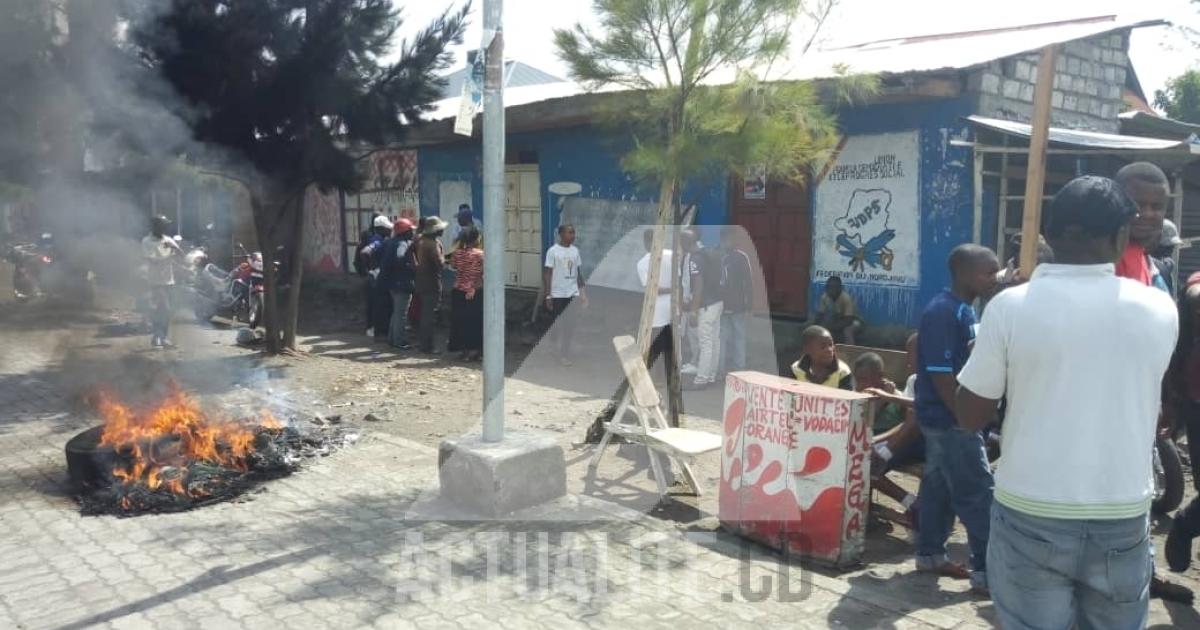 Les militants de l'UDPS lors d'une manifestation au siège du parti à Goma après l'échec du parti aux sénatoriales