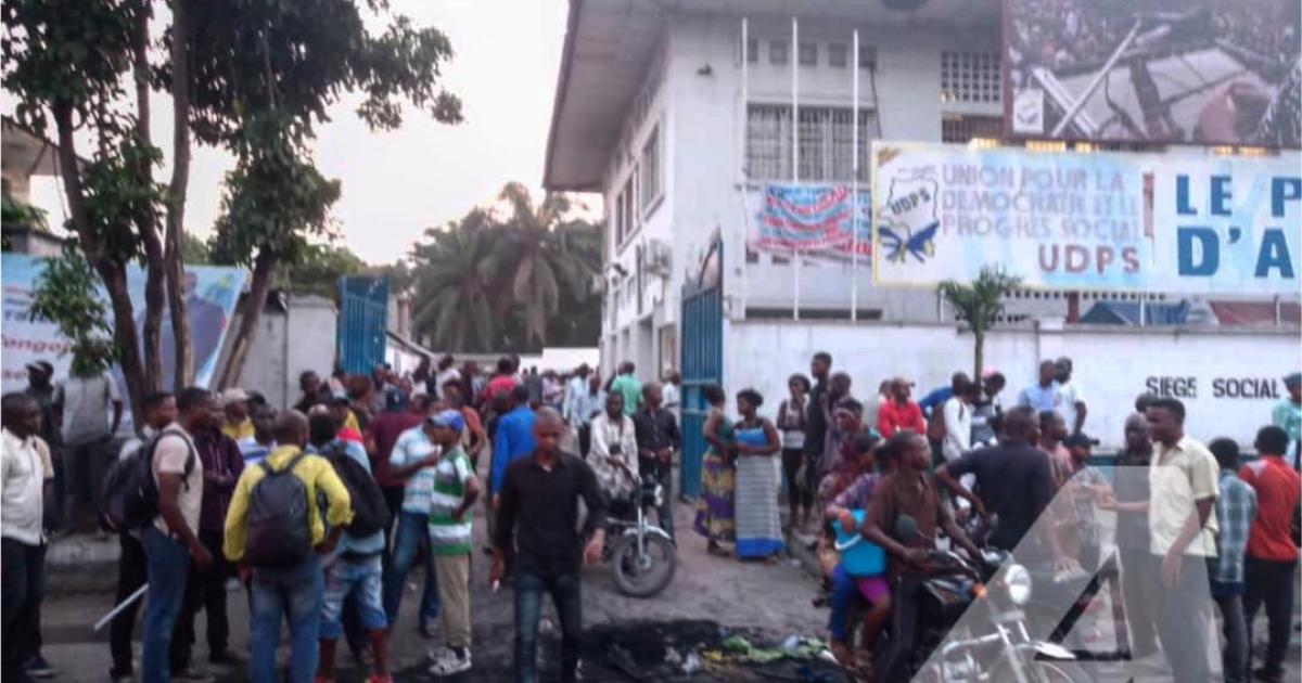 Les militants de l'UDPS manifestent leur colère au siège du parti à Limete après l'échec de leurs candidats aux sénatoriales/Ph Christine Tshibuyi ACTUALITE.CD