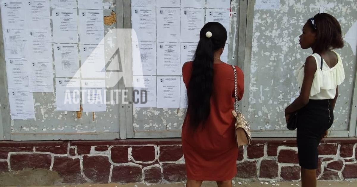 Deux étudiantes devant un tableau d'affichage à l'IFASIC