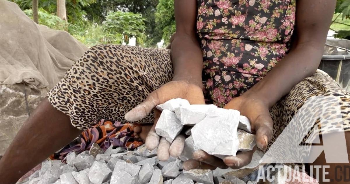 Femme qui casse des pierres pour nourrir sa famille.