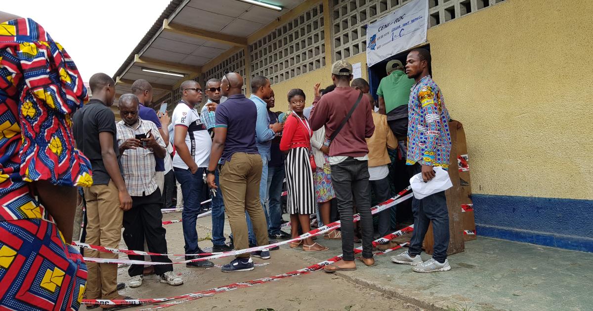 Des électeurs devant un bureau de vote à  Kinshasa / Ph. Christine Tshibuyi 