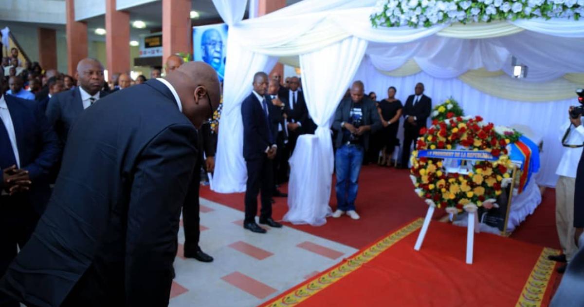 Tshisekedi s'incline devant la dépouille de Gizenga / Ph. Présidence 