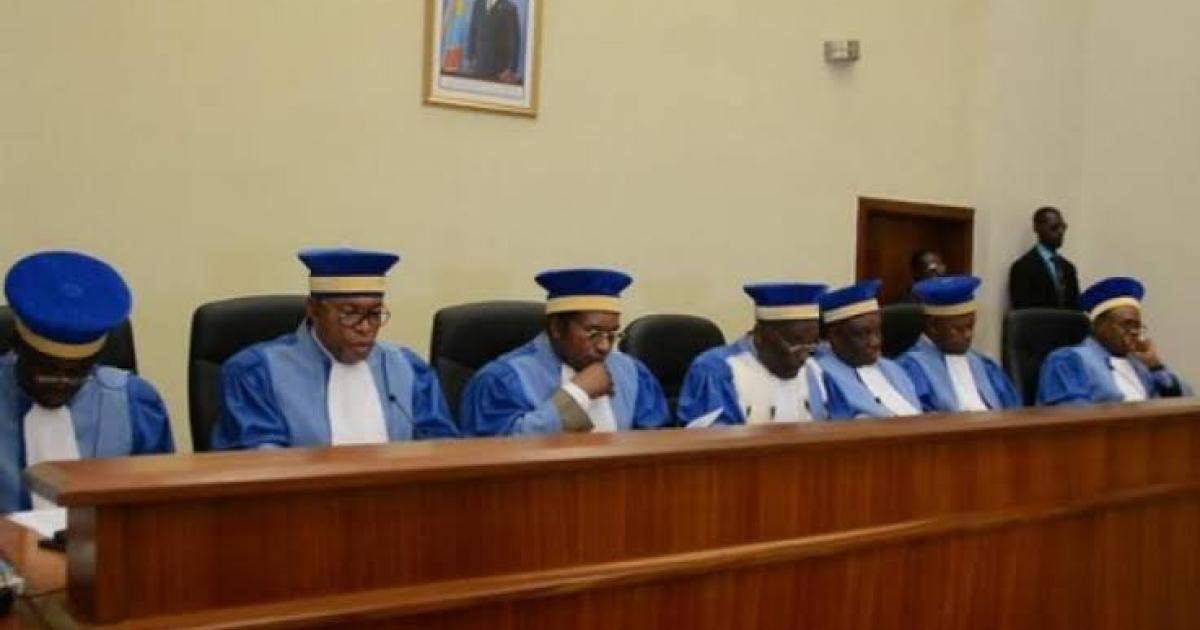Les juges de la Cour constitutionnelle en audience 