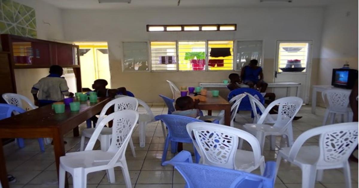 Figure 2 Les enfants déjeunent au centre LIKEMO (Ph Auguy Mudiayi ACTUALITE.CD)