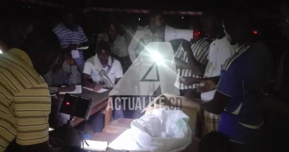 Dépouillement dans un bureau de vote / Ph. Yassin Kombi 