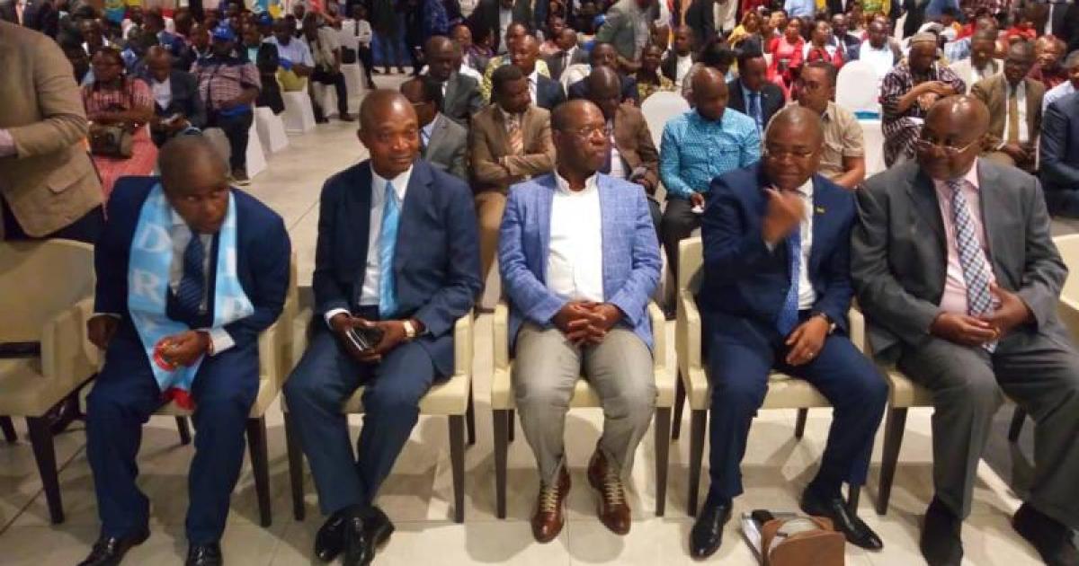 Les caciques du FCC lors de la cérémonie de signature de la charte de la plateforme à Kinshasa.