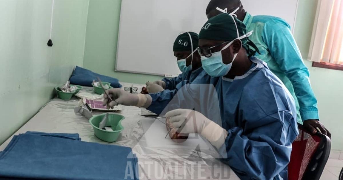 Un médecin en formation au centre Espoir à Heal Africa.