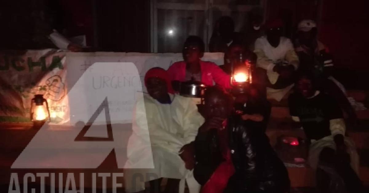 Des militants Lucha devant le QG de Airtel à Beni 