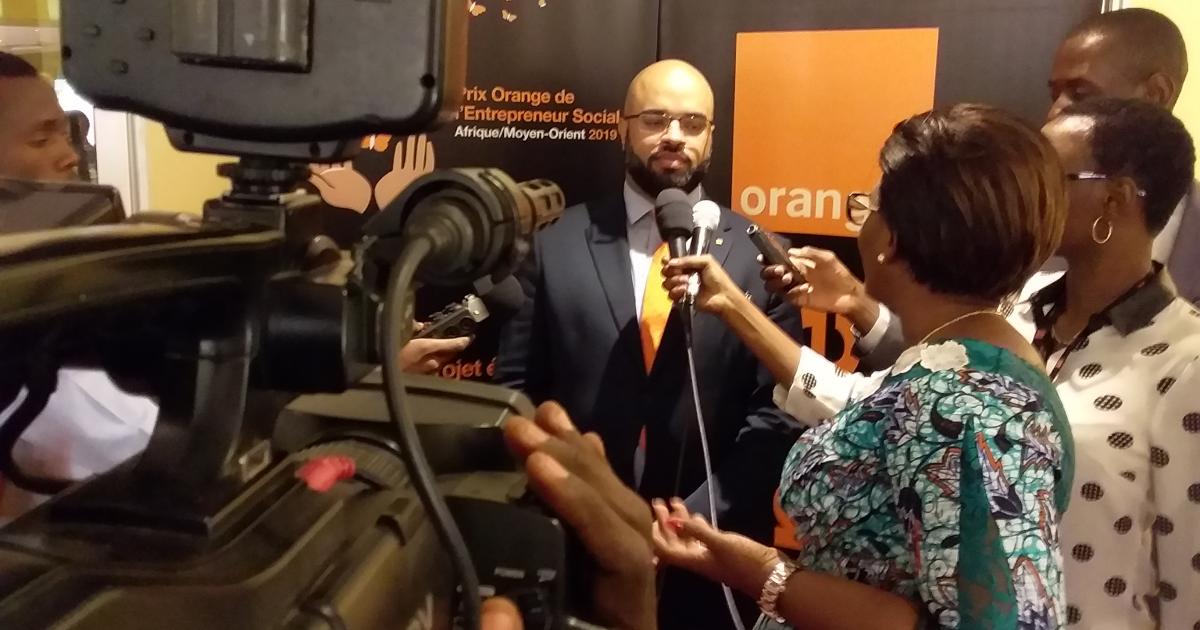 Steve Lusende, secrétaire général de Orange RDC, s'exprime devant la presse