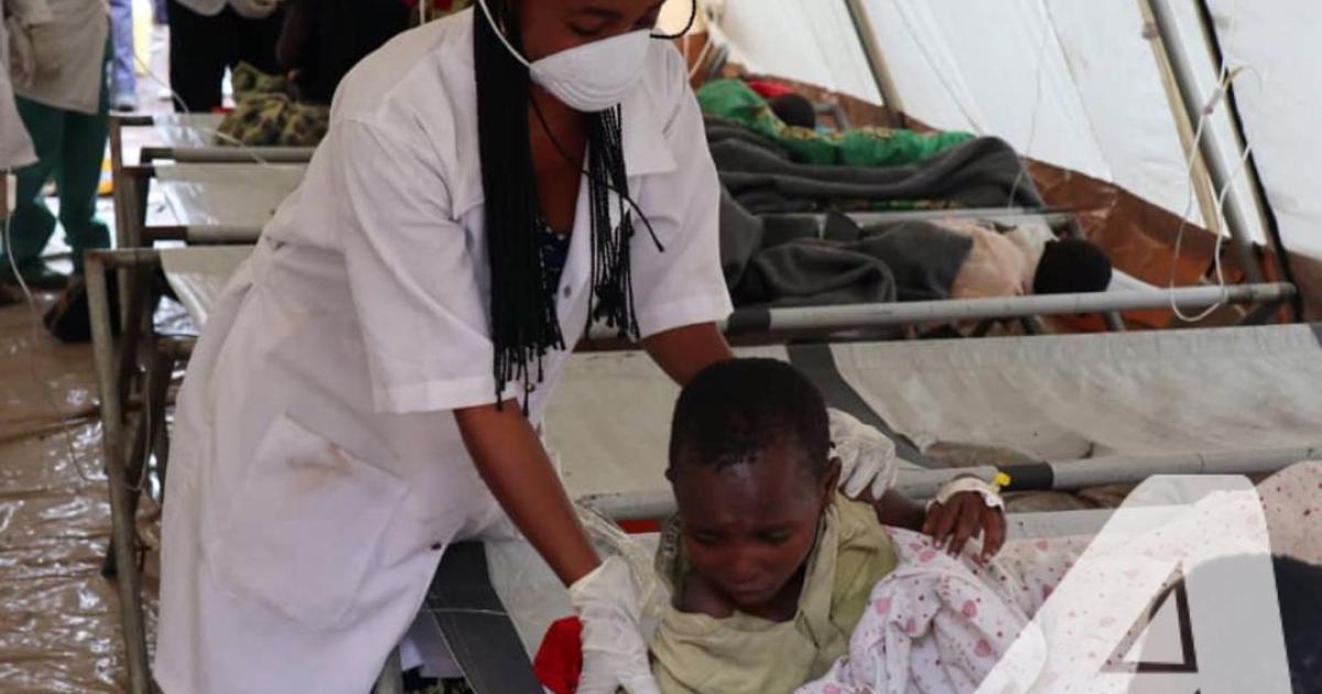 Infirmière soignant un enfant malade.