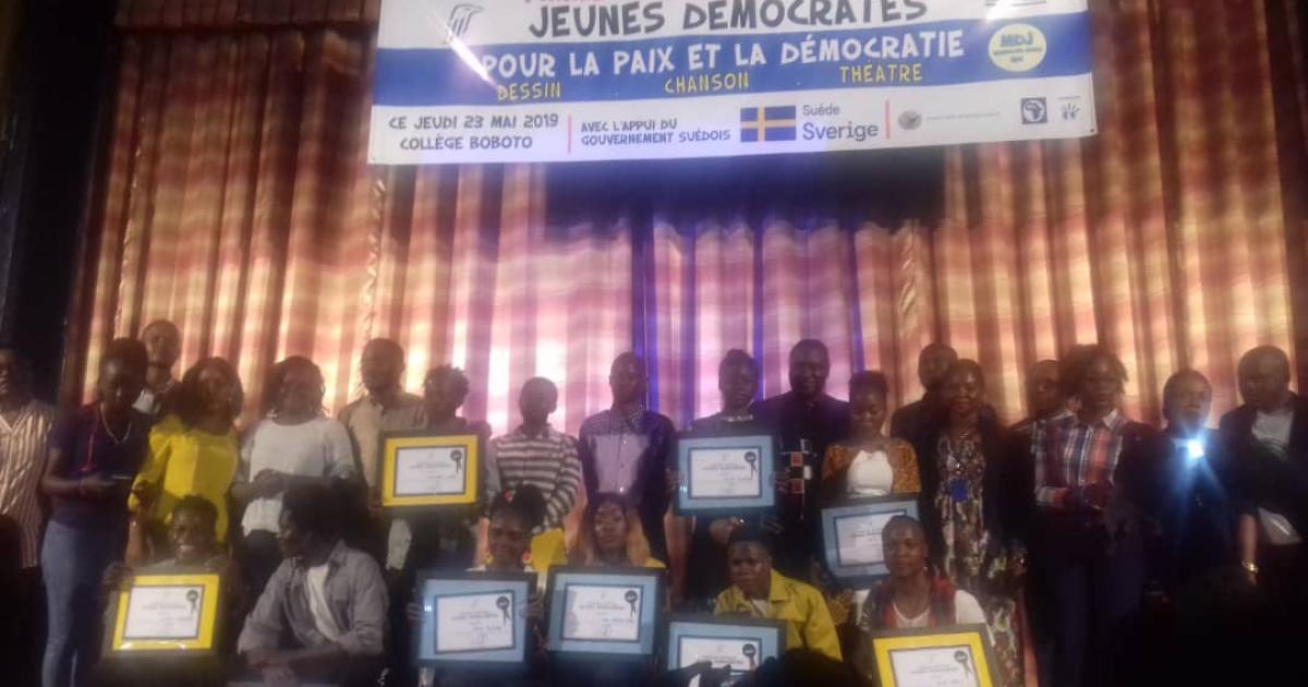 Les artistes "jeunes démocrates" qui ont participé au concours "pour la paix et la démocratie"