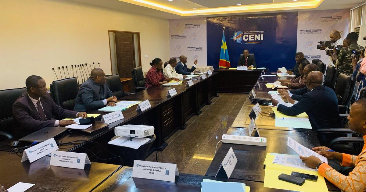 Les membres de la CENI en séance plenière