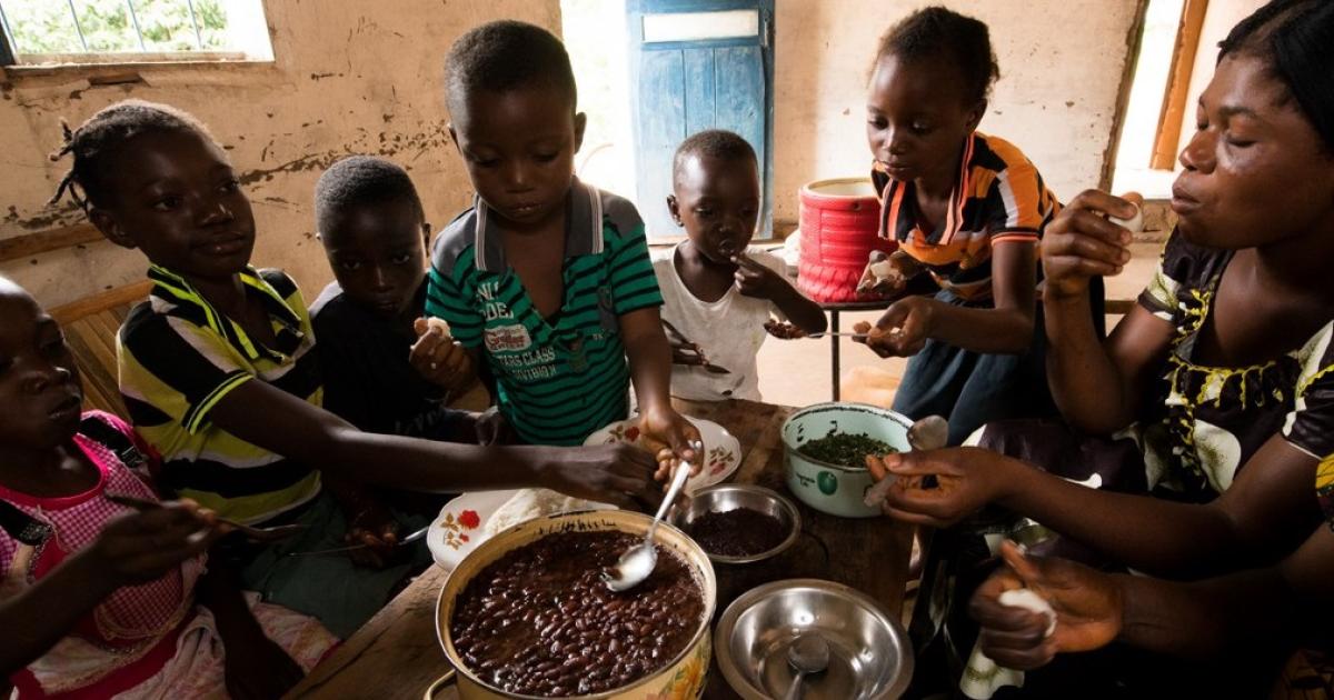Des enfants partagent un repas après une distribution alimentaire du PAM à Dibaya, ph. PAM