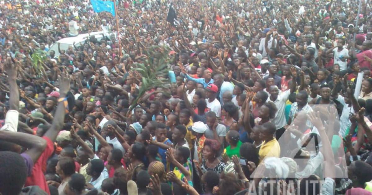 La population de Kisangani accompagnant Fayulu au lieu du meeting.