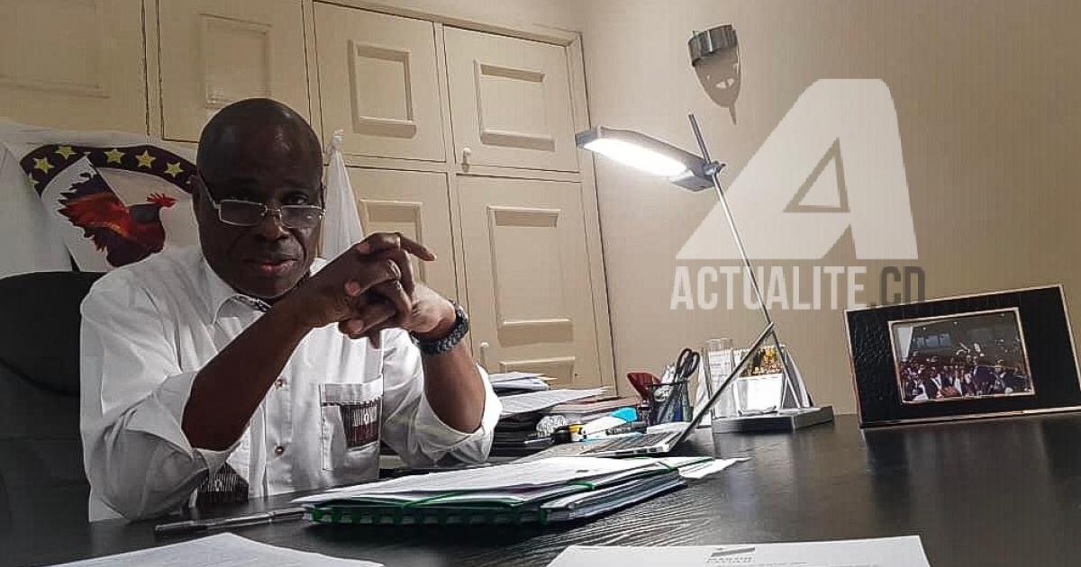 Martin Fayulu dans l'un de ses bureaux à Kinshasa  / Ph. Pascal Mulegwa 