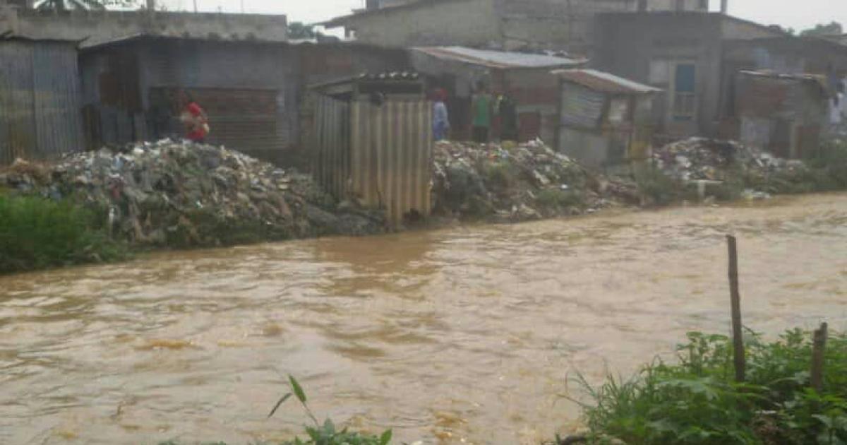 Des maisons construites au bord de la rivière Kalamu à Kinshasa/Ph ACTUALITE.CD