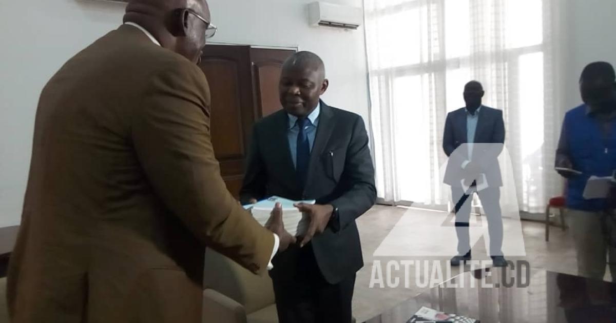 Vital Kamerhe, directeur de cabinet de Félix Tshisekedi, recevant la pétition des organisations de la société civile