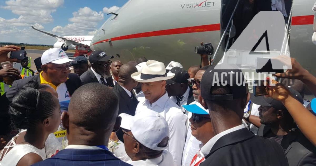 Moise Katumbi à la descente de l'avion. Ph/Christine Tshibuyi