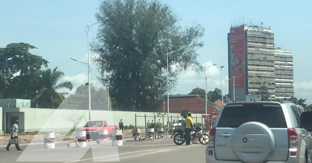 Travaux de construction de saute-mouton au croisement des boulevards de libération (ex-24 Novembre) et du 30 juin à  Kinshasa/Ph ACTUALITE.CD