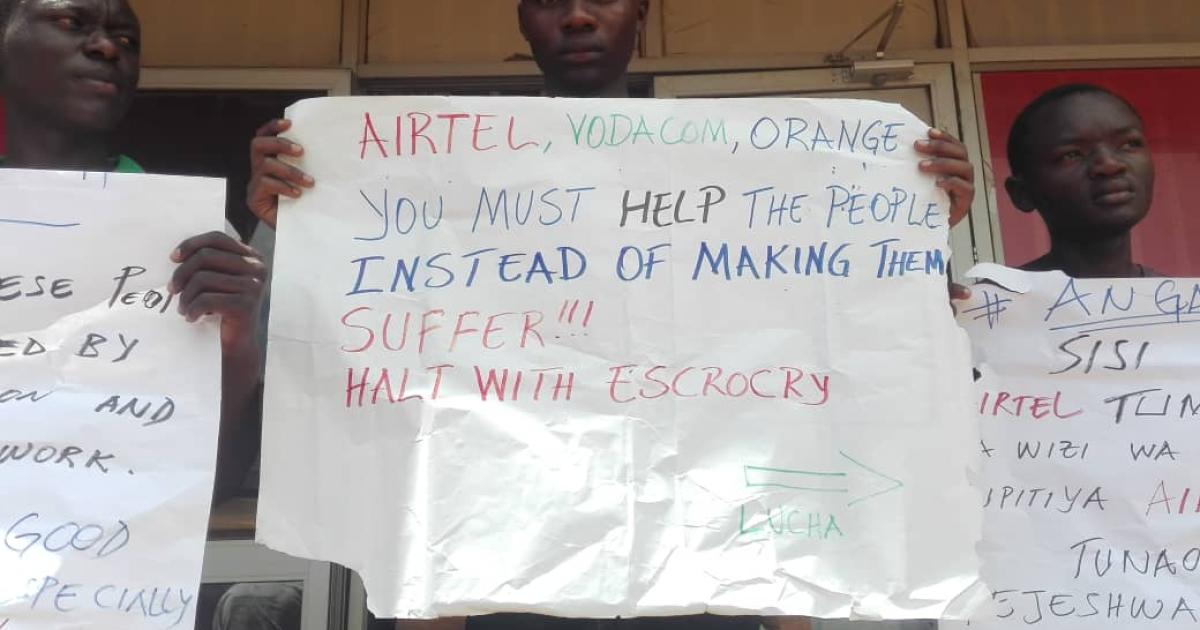 Des militants Lucha rassemblés devant Airtel / Beni / Ph. Yassin Kombi