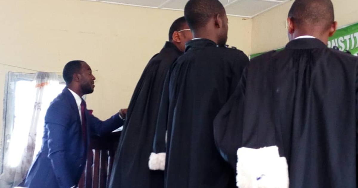 Jean Paul Lumbulumbu (en veste bleue) et les avocats de l'AFDC-A à la barre devant la Cour d'appel de Goma/Ph Jonathan Kombi ACTUALITE.CD