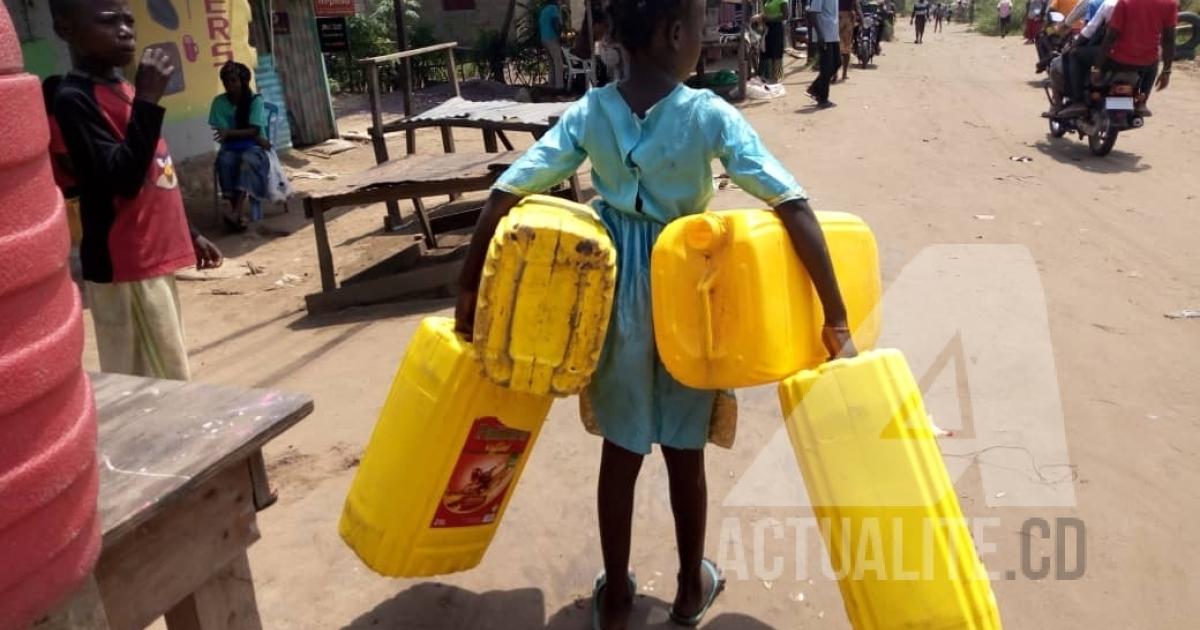Dorcas, fillette de 7ans qui va puiser de l'eau avec ses bidons de 25 litres