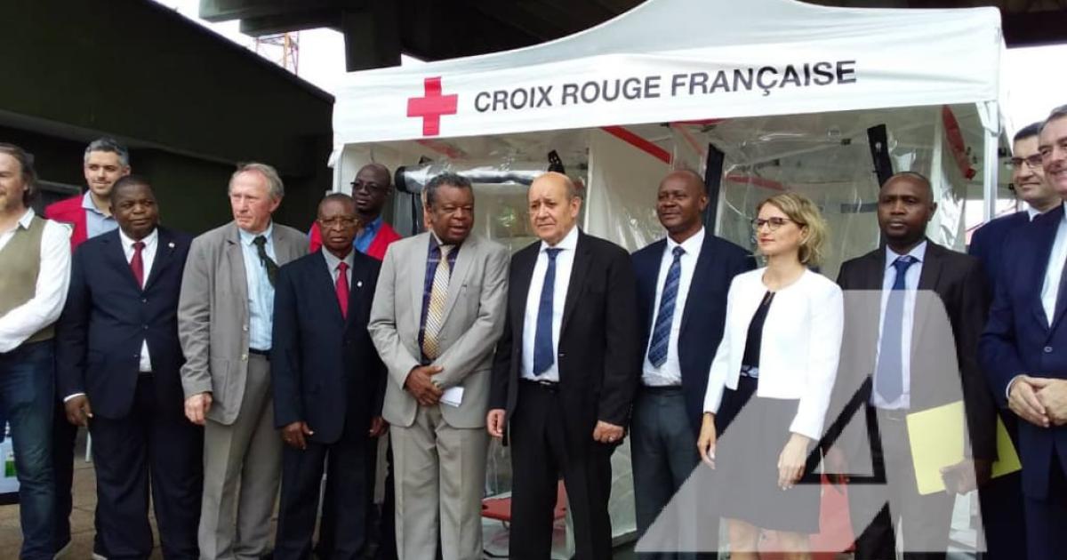 Jean-Yves Le Drian et le personnel de l'INRB